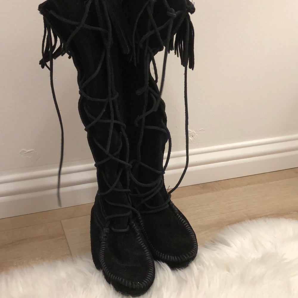 *GOOD CONDITION* Black Suede Fringe Minnetonka’s